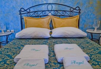 Angel Cave Houses has rooms with a private hot tub