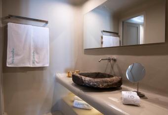 Mykonos Bay Resort & Villas has rooms with a private hot tub