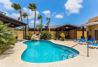 Juanedu Suites has Balcony rooms