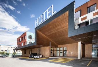 Hwest Hotel allows 18 year olds to book a room