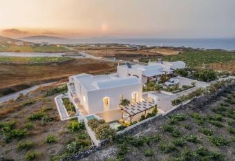 East Side Villa has rooms with a private hot tub