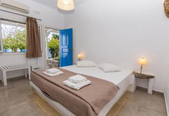 Mykonos Vouniotis Rooms allows 18 year olds to book a room