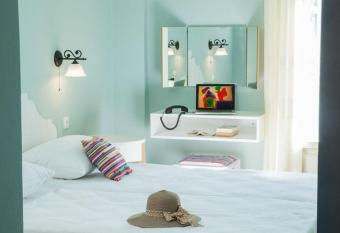 7 Brothers Hotel has Balcony rooms