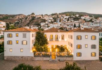 Hydroussa Hotel Hydra allows 18 year olds to book a room