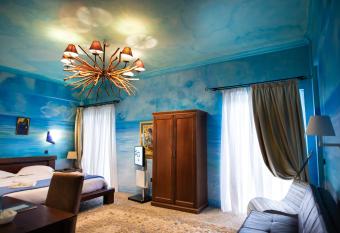 Anastazia Luxury Suites & Spa has rooms with a private hot tub