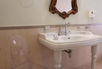 il Palazzo Rooms & Suites has rooms with a private hot tub