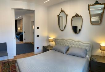 Suite Falier- Luminosa Venezia allows 18 year olds to book a room