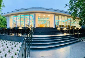 Fenyves Sz  lloda   s Konferencia-K  zpont has Balcony rooms