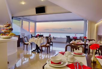 Kymata has Balcony rooms