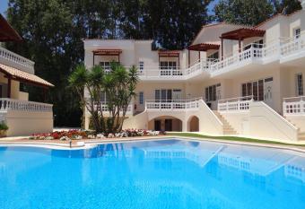 Perla Beach has Balcony rooms