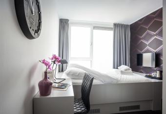 Stravinsky Slapen allows 18 year olds to book a room