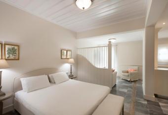 Dorion Hotel has rooms with a private hot tub