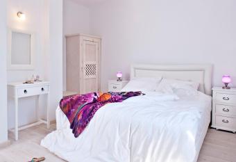 Thermes Luxury Villas And Spa has rooms with a private hot tub