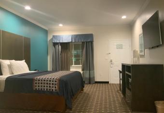 Regency Inn & Suites- Nw Houston has rooms with a private hot tub