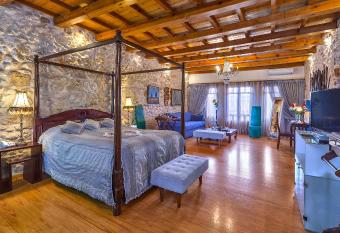 Avli Lounge Apartments allows 18 year olds to book a room