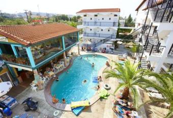 Hanioti Grand Victoria has Balcony rooms