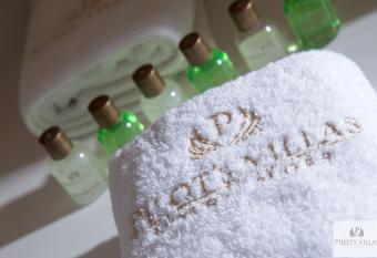 Pilot s Villas Luxury Suites has rooms with a private hot tub