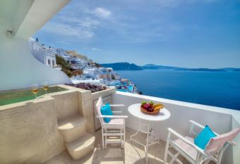 Kima Oia Suites has rooms with a private hot tub