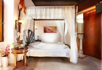 Archontiko Evgenia Studios has rooms with a private hot tub