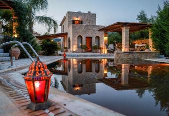 Olympia Villas has Balcony rooms