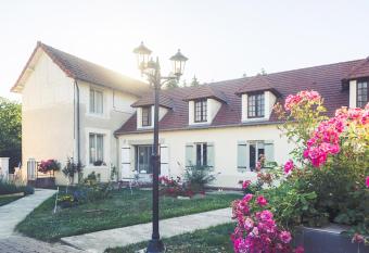 Clos Charmille has Balcony rooms