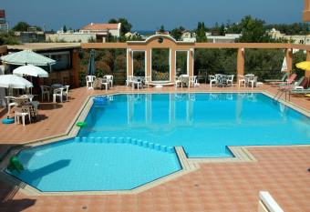 Nontas Hotel Apartments has rooms with a private hot tub