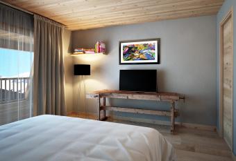 Aux Pieds du Roi - Suite & Spa has Balcony rooms