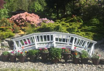 Garden Bridge House has Balcony rooms