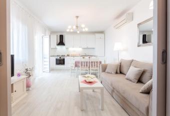 Guest House Simoni has Balcony rooms