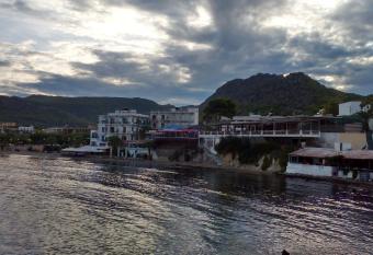 Oasis Hotel Theodoros & Litsa Galaris allows 18 year olds to book a room