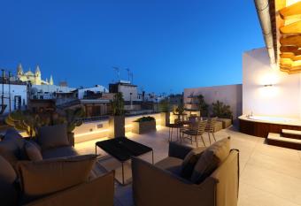 BO Hotel Palma has rooms with a private hot tub