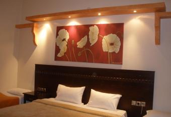 Pelias Hotel has rooms with a private hot tub