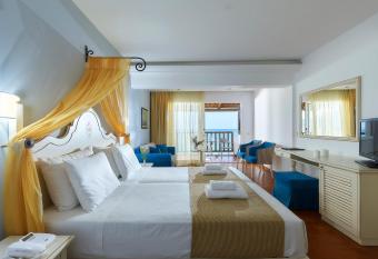 Alexander Beach Hotel & Village Resort has rooms with a private hot tub