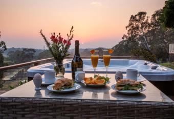 Blueberry Hills On Comleroy Farmstay - B&B and Self-Contained Cottages allows 18 year olds to book a room