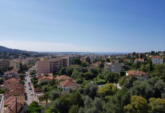 Hotel La Cle Du Sud allows 18 year olds to book a room