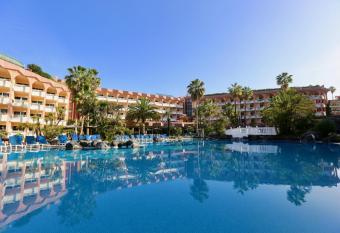 Hotel Puerto Palace allows 18 year olds to book a room