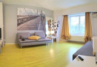 Green Apartment has rooms with a private hot tub