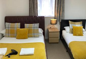 Arma Short Stays 46 Bicester - Sleeps 3 - Free Parking & Garden has Balcony rooms