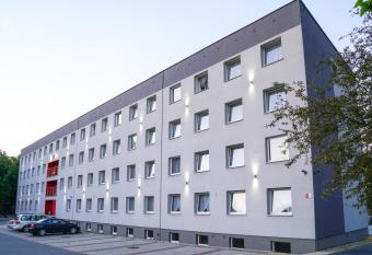 Kompleks Hotelarski Zgoda allows 18 year olds to book a room