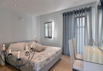 Alexandros Apartments has rooms with a private hot tub