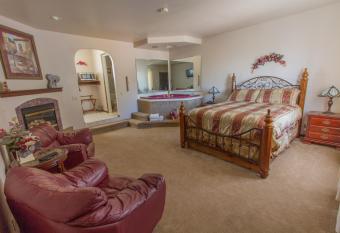 Breakers Boutique Inn has rooms with a private hot tub