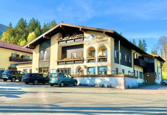 Hotel B  renst  berl has Balcony rooms