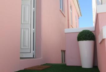 Why Not? Guest House Espinho allows 18 year olds to book a room