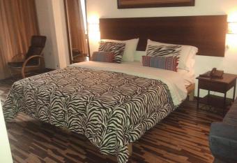 CasaHotel Jockey Plaza Mall has rooms with a private hot tub