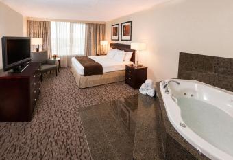 DoubleTree by Hilton Lafayette has rooms with a private hot tub