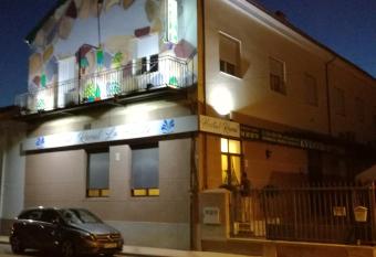 Hostal La Fuente has Balcony rooms