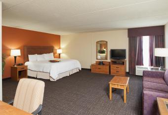 Hampton Inn Muskegon has rooms with a private hot tub