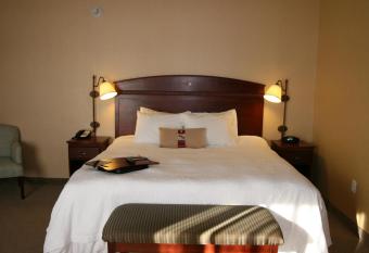 Hampton Inn Watertown has rooms with a private hot tub