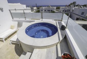 La Mer Deluxe Hotel & Spa has rooms with a private hot tub