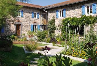 Aux 3 sapins allows 18 year olds to book a room